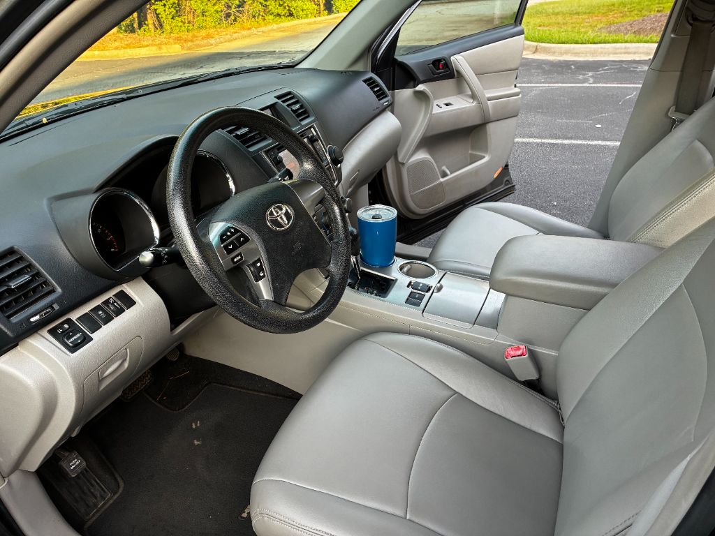 2013 Toyota Highlander Plus - Photo 6